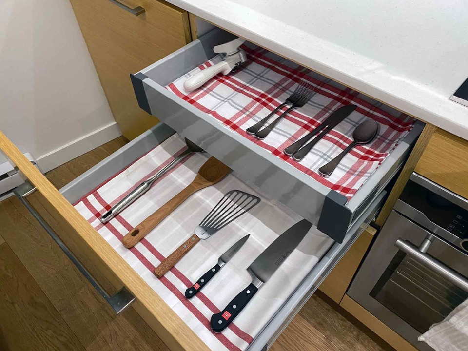 Cutlery and kitchen tool drawers