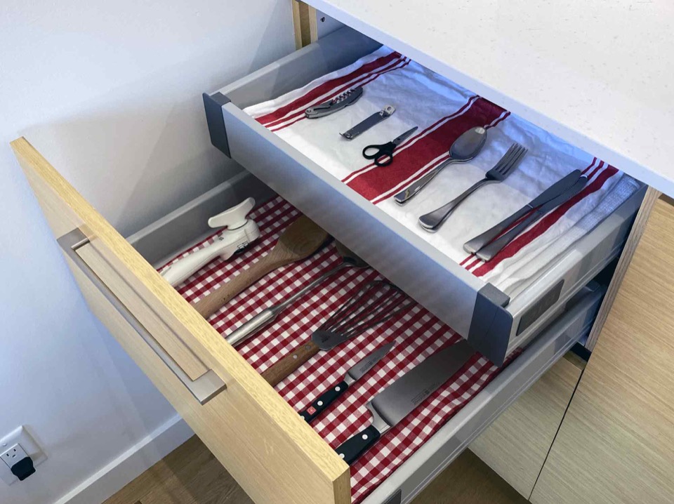 Cutlery and kitchen tool drawers