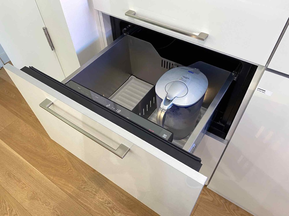 Refrigerator drawer